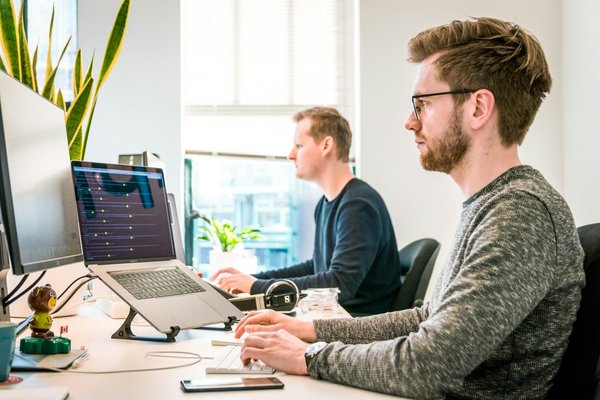 Wie verbessert man die Ergonomie am Arbeitsplatz für Programmierer und Softwareentwickler?