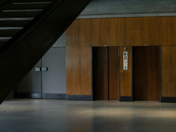 Welche Strategien gibt es zur Reduzierung der Wartungskosten von Aufzügen in Hochhäusern?